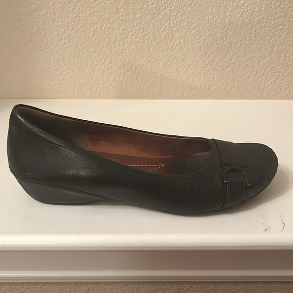 Women’s Clark’s black slip on shoes, size 9. - Picture 3 of 11